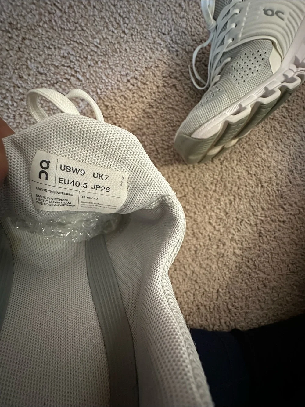 On Cloudswift Sneakers in Light Gray and White Size W9